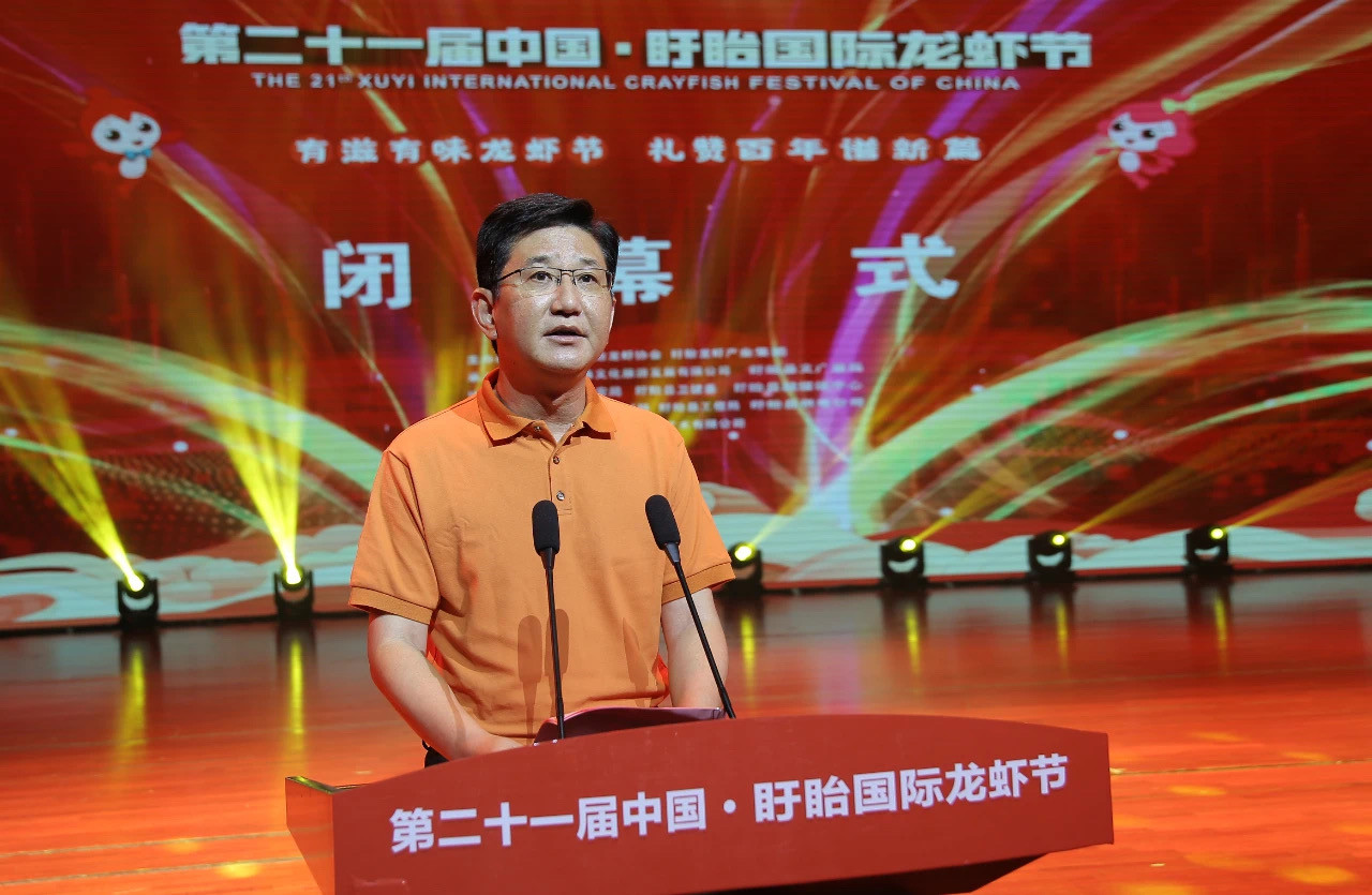 龍蝦節(jié)組委會主任、縣委副書記、縣長孫志標致辭_副本.jpg